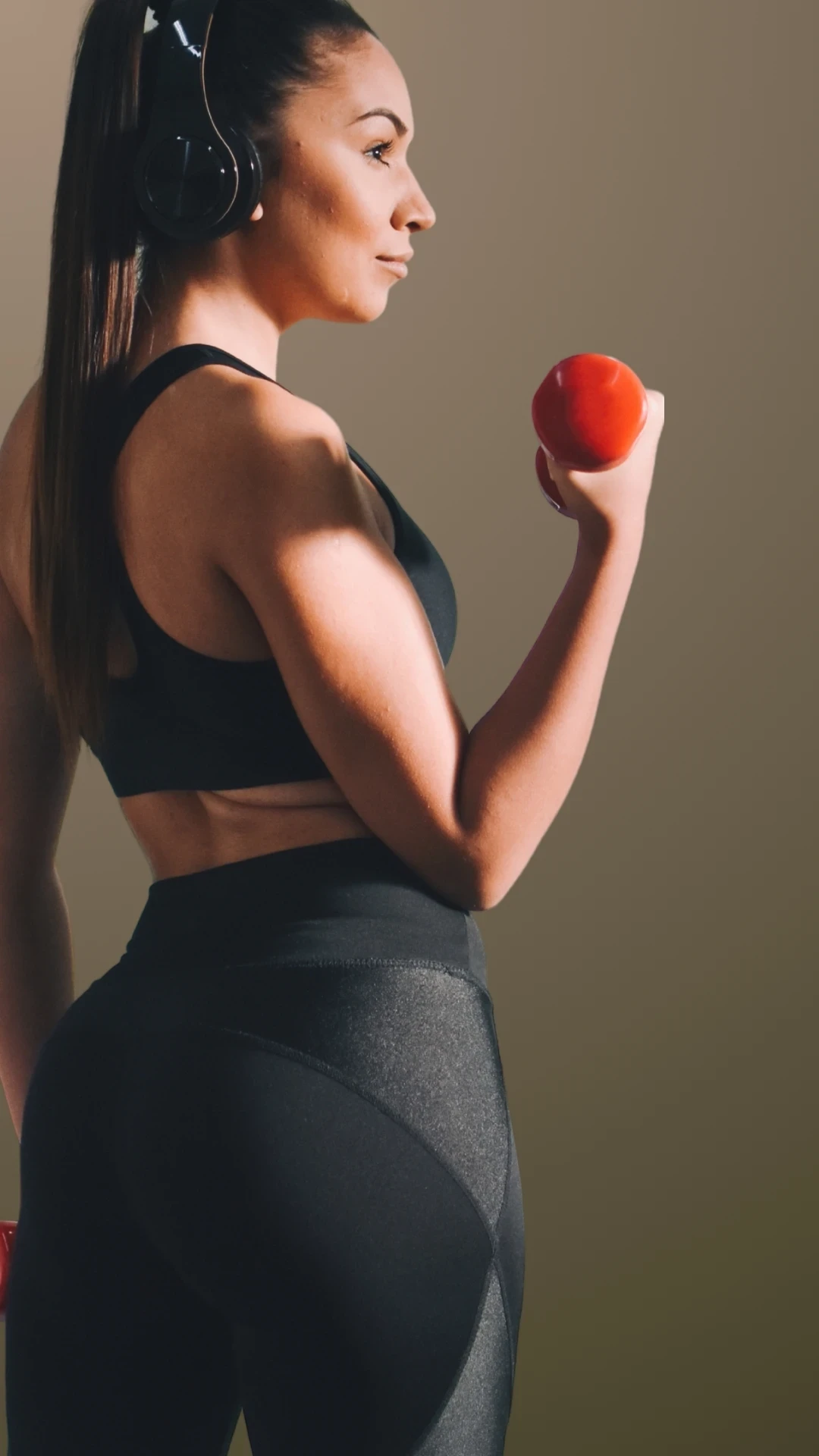 Femme faisant du sport avec des cordes ondulatoires